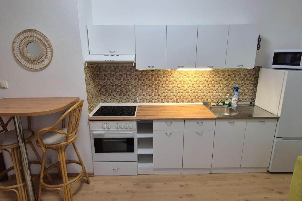 Lovely Old Town Apartment Братислава Екстер'єр фото